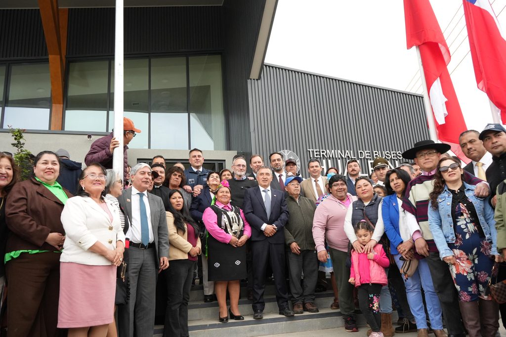 Fachada del nuevo terminal de buses de Hualpín construido por el Gobierno Regional