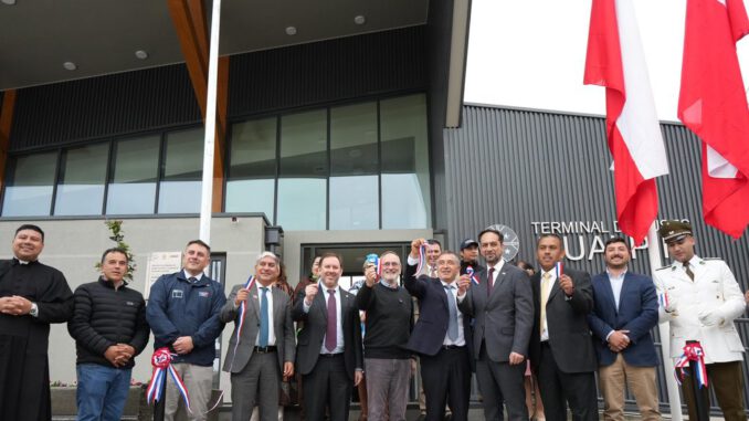 Fachada del nuevo terminal de buses de Hualpín construido por el Gobierno Regional