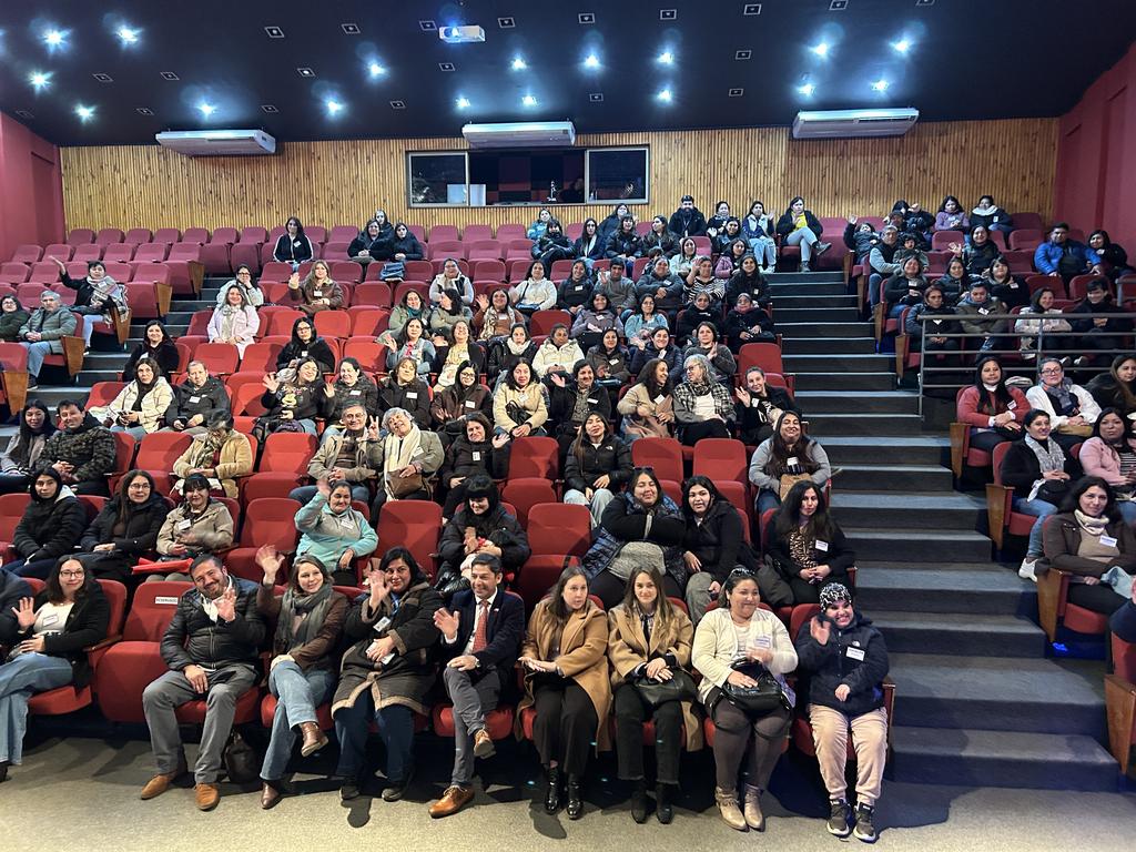 Ceremonia de entrega de programas de apoyo al emprendimiento FOSIS en la ciudad de Villarrica