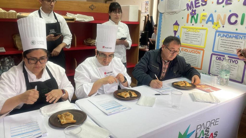 La dueña de Panadería y Pastelería Amanda recibe el primer lugar en el concurso de la mejor empanada de Padre Las Casas.