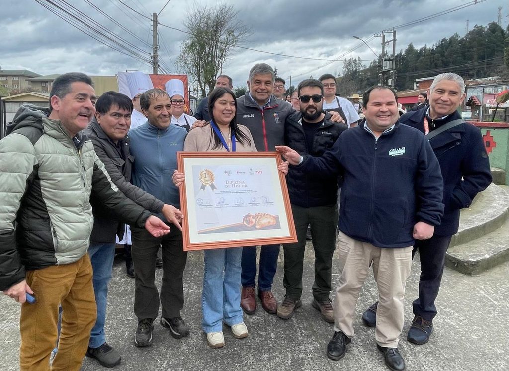 La dueña de Panadería y Pastelería Amanda recibe el primer lugar en el concurso de la mejor empanada de Padre Las Casas.