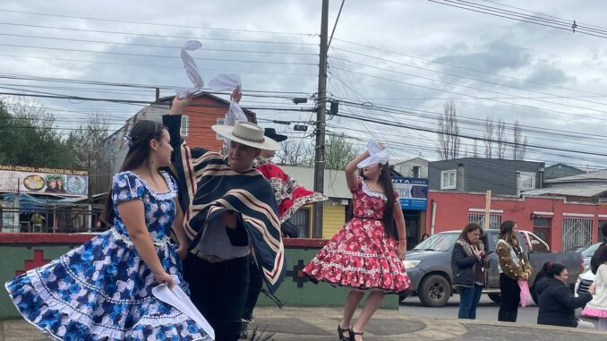 La dueña de Panadería y Pastelería Amanda recibe el primer lugar en el concurso de la mejor empanada de Padre Las Casas.