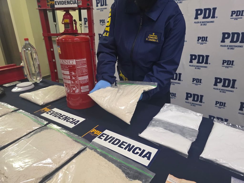 Agentes de la PDI incautan droga oculta en extintores durante la Operación Aluminio