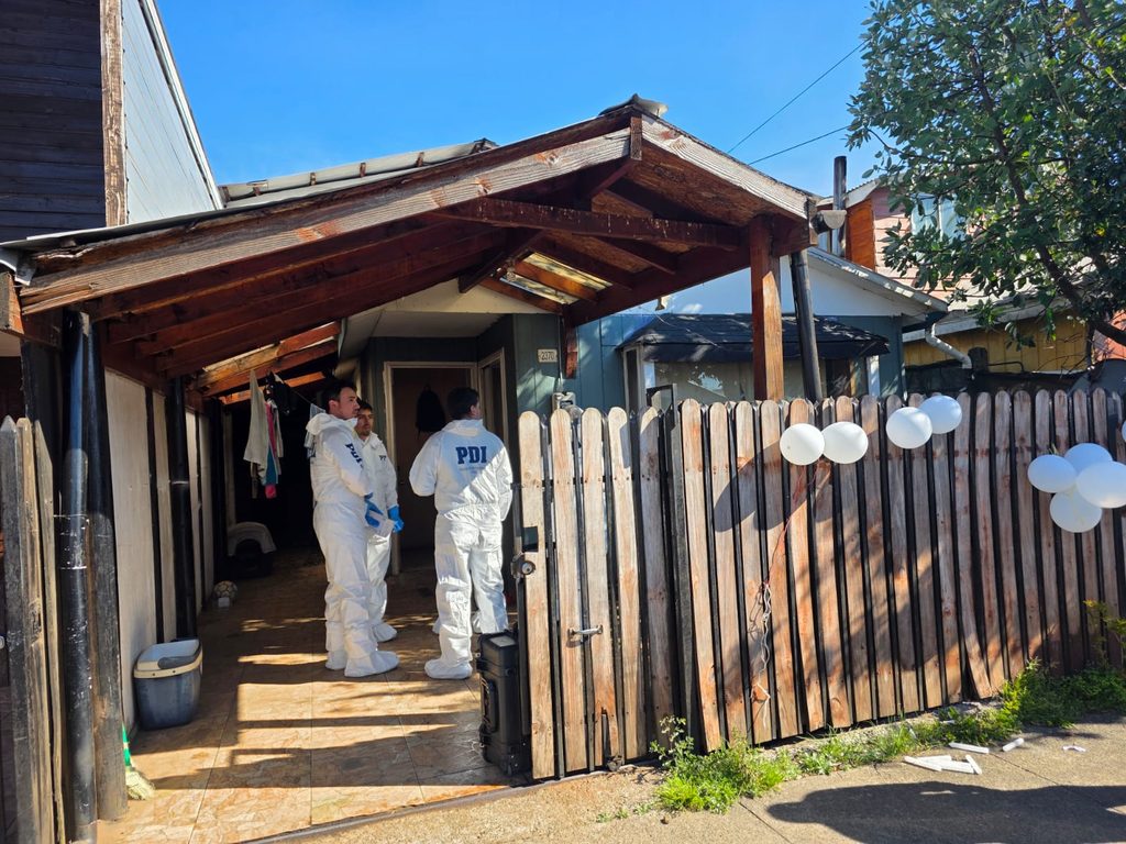 Trabajos periciales de la PDI en una vivienda de Villarrica tras doble homicidio
