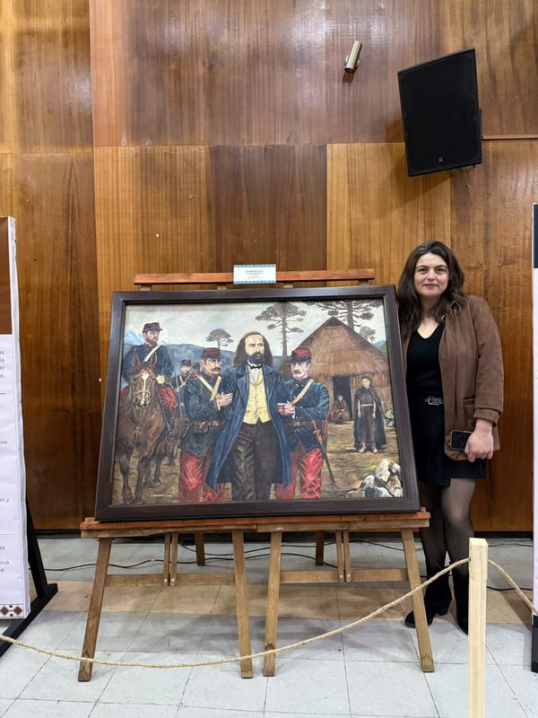 Obras de arte y artesania mapuche en la exposicion Figuras de la Frontera en Perquenco