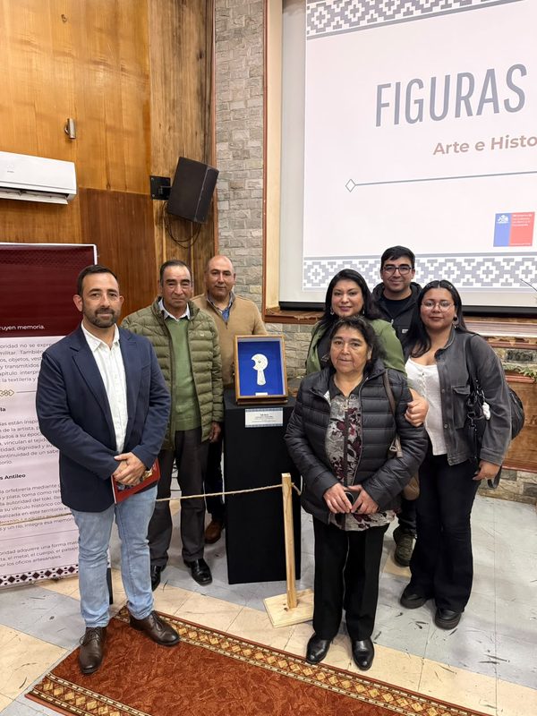 Obras de arte y artesania mapuche en la exposicion Figuras de la Frontera en Perquenco