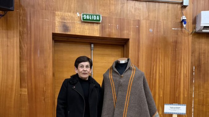 Obras de arte y artesania mapuche en la exposicion Figuras de la Frontera en Perquenco