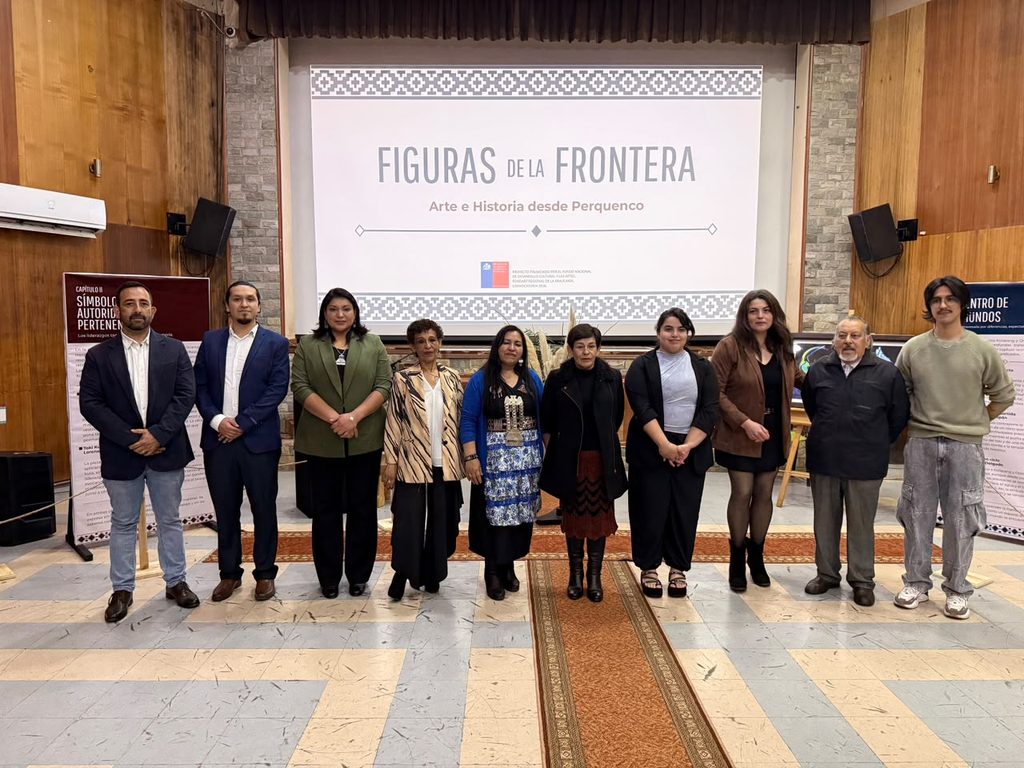 Obras de arte y artesania mapuche en la exposicion Figuras de la Frontera en Perquenco