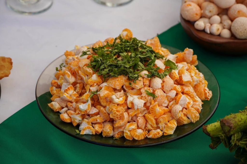 Platos tradicionales de nalca y digüeñe en la feria campesina de Colga en Pitrufquén