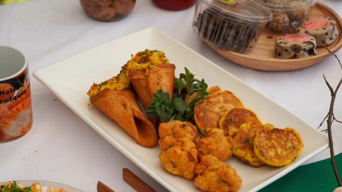 Platos tradicionales de nalca y digüeñe en la feria campesina de Colga en Pitrufquén