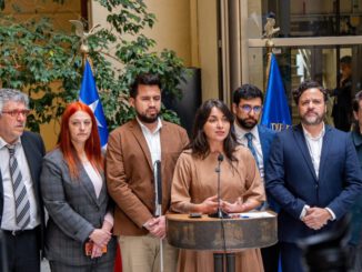Vehículo con tubo de escape alterado siendo fiscalizado en la ciudad