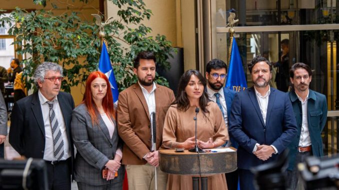 Vehículo con tubo de escape alterado siendo fiscalizado en la ciudad