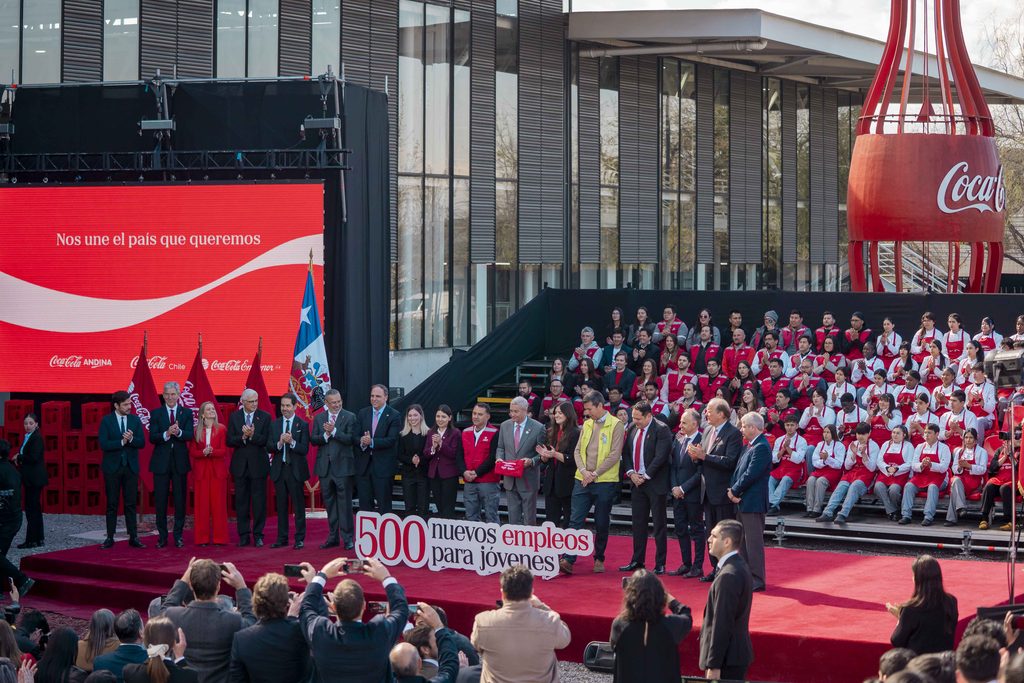 Presidente José Antonio Kast durante el anuncio de inversión de Coca-Cola en Chile