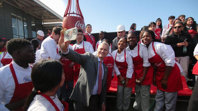 Presidente José Antonio Kast durante el anuncio de inversión de Coca-Cola en Chile