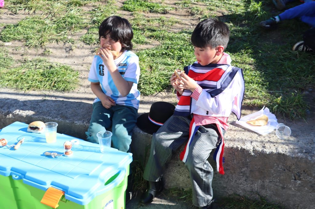 Niños y familias participando en una celebración de Fiestas Patrias del Programa 4 a 7 en Villarrica