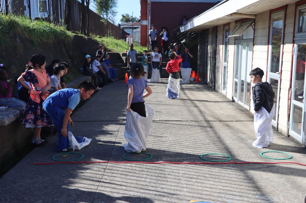 Niños y familias participando en una celebración de Fiestas Patrias del Programa 4 a 7 en Villarrica