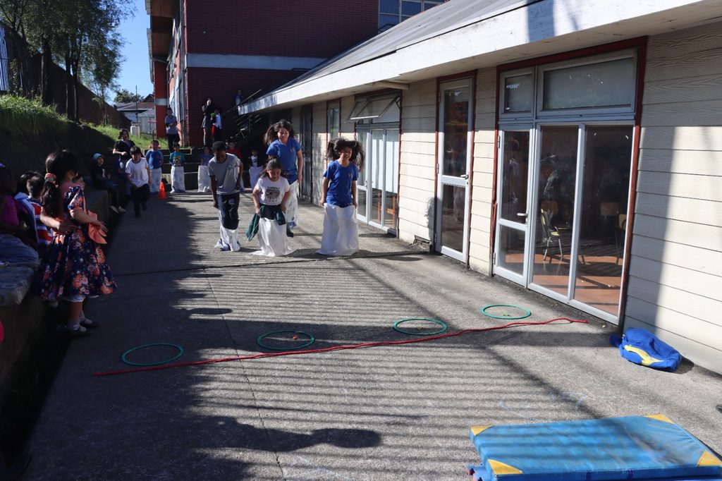 Niños y familias participando en una celebración de Fiestas Patrias del Programa 4 a 7 en Villarrica