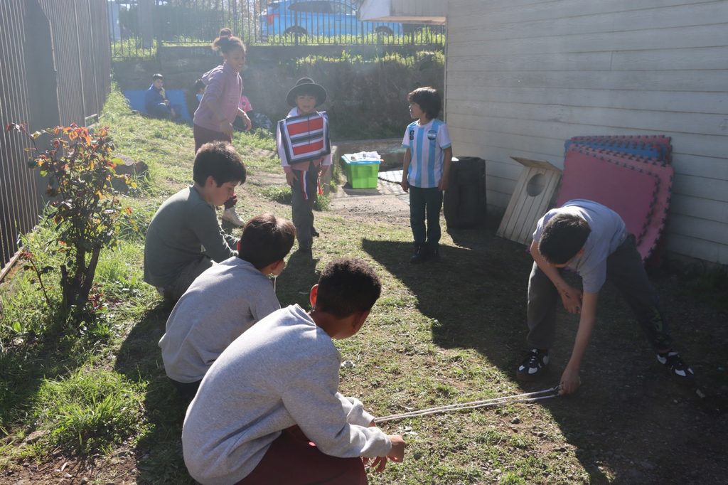 Niños y familias participando en una celebración de Fiestas Patrias del Programa 4 a 7 en Villarrica
