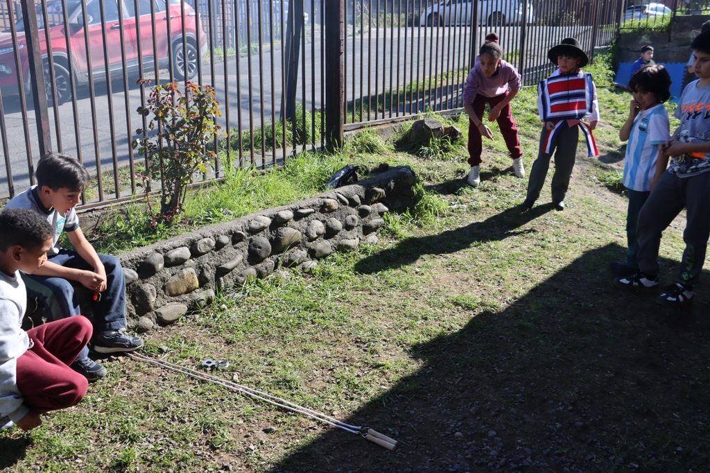 Niños y familias participando en una celebración de Fiestas Patrias del Programa 4 a 7 en Villarrica