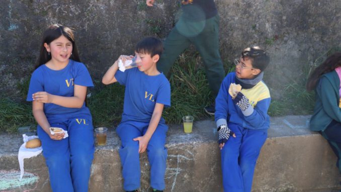 Niños y familias participando en una celebración de Fiestas Patrias del Programa 4 a 7 en Villarrica