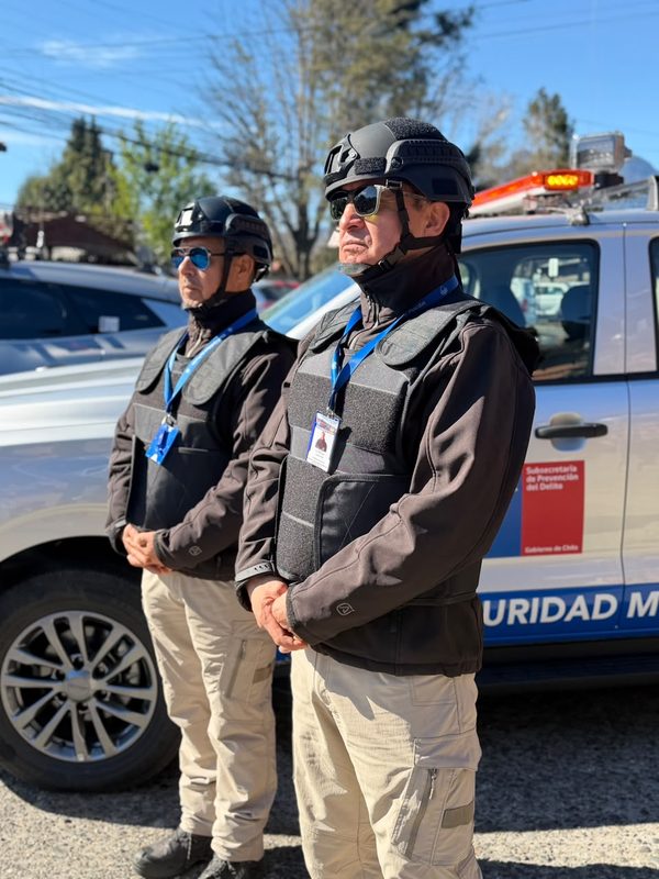 Autoridades locales junto a los tres nuevos vehículos de Seguridad Pública en la Municipalidad de Pucón.