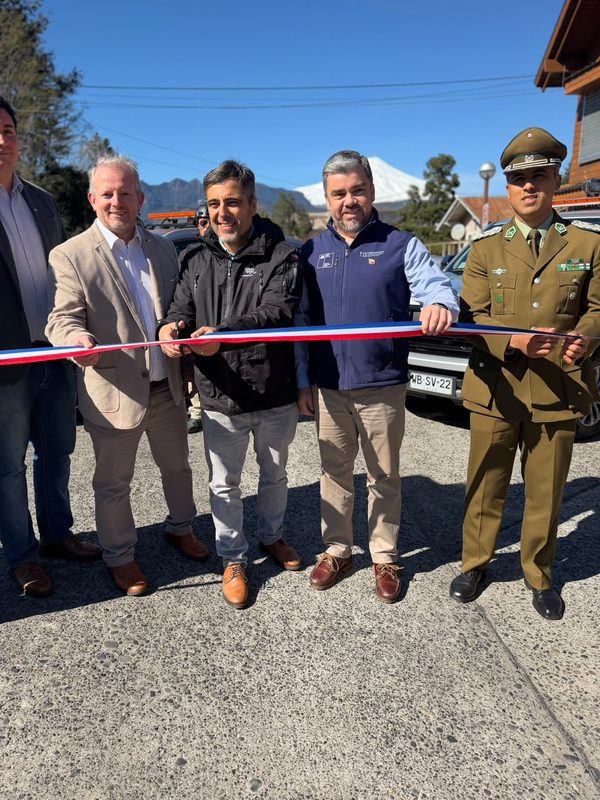 Autoridades locales junto a los tres nuevos vehículos de Seguridad Pública en la Municipalidad de Pucón.