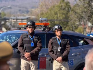 Autoridades locales junto a los tres nuevos vehículos de Seguridad Pública en la Municipalidad de Pucón.