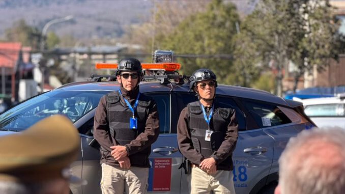 Autoridades locales junto a los tres nuevos vehículos de Seguridad Pública en la Municipalidad de Pucón.