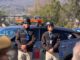 Autoridades locales junto a los tres nuevos vehículos de Seguridad Pública en la Municipalidad de Pucón.
