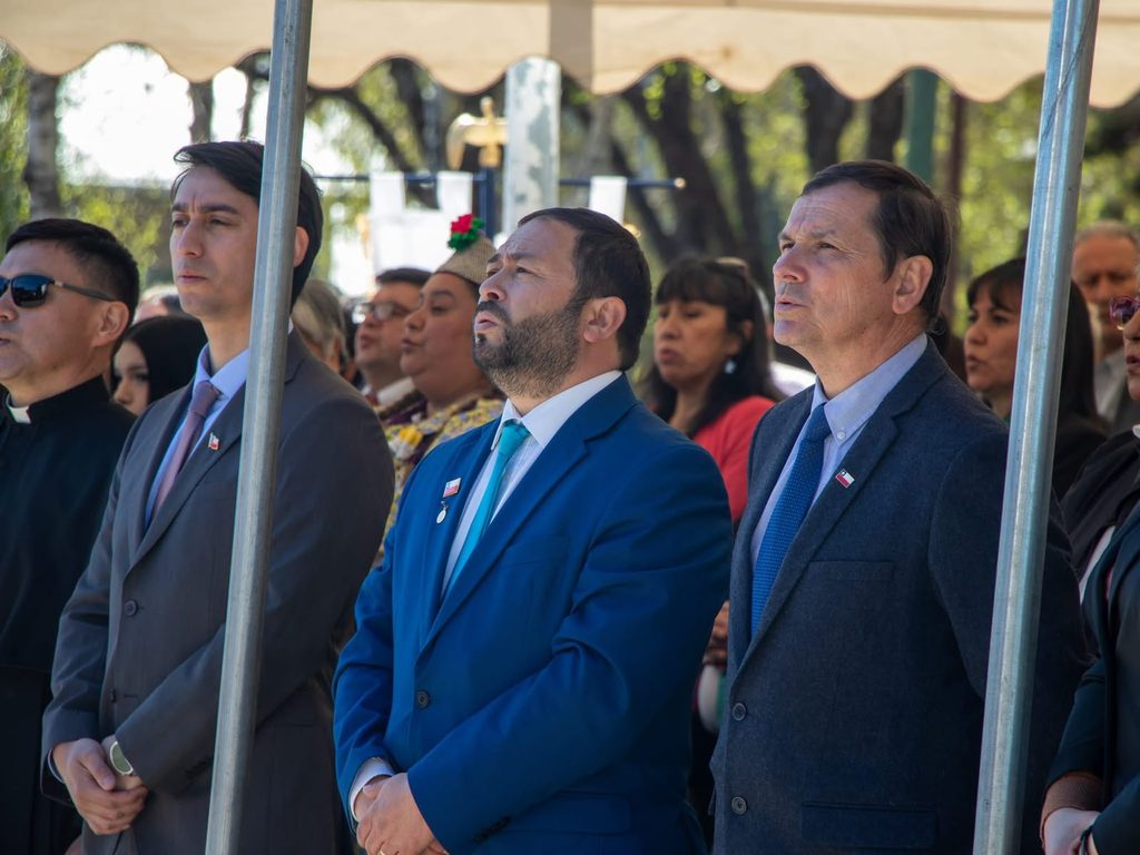 Alcalde y delegaciones sociales desfilando durante las Fiestas Patrias en la comuna de Purén