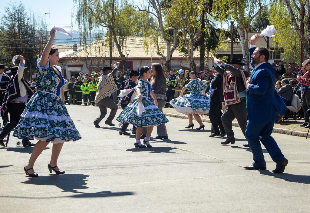 Alcalde y delegaciones sociales desfilando durante las Fiestas Patrias en la comuna de Purén