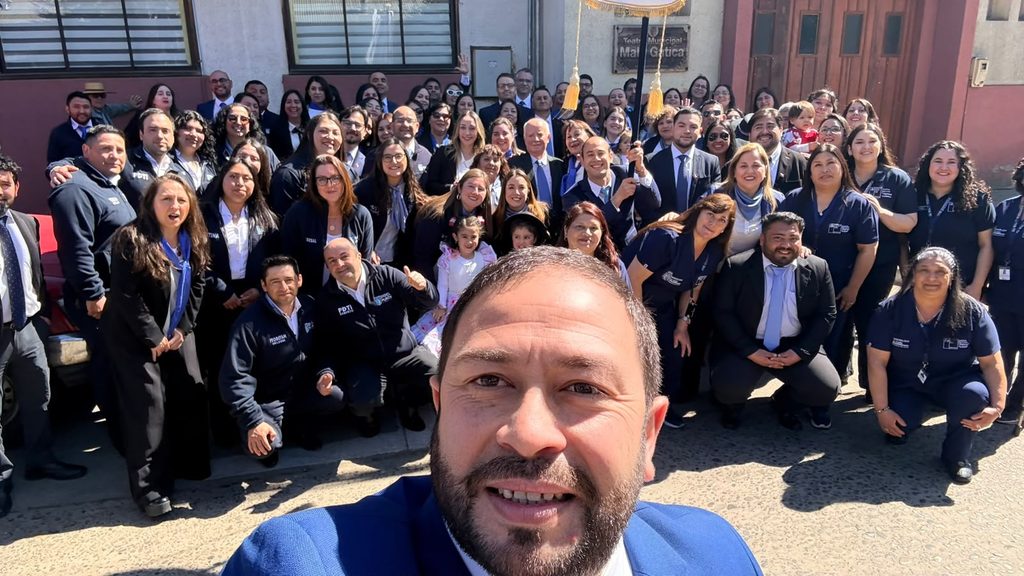 Alcalde y delegaciones sociales desfilando durante las Fiestas Patrias en la comuna de Purén