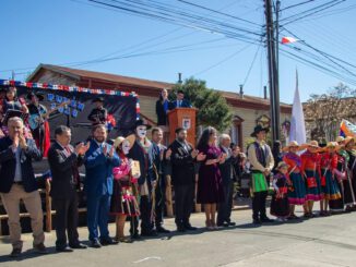 Alcalde y delegaciones sociales desfilando durante las Fiestas Patrias en la comuna de Purén