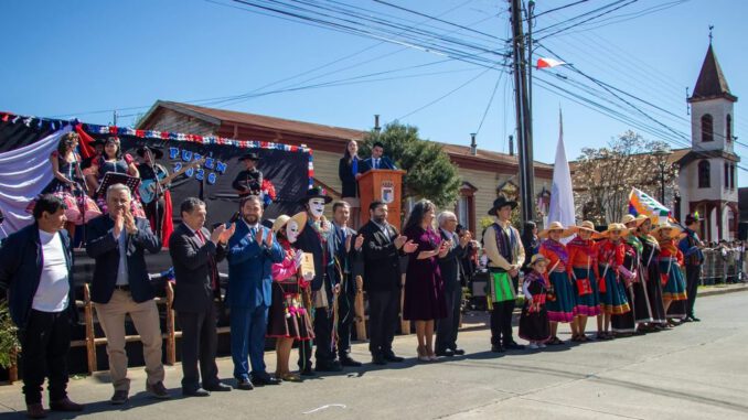 Alcalde y delegaciones sociales desfilando durante las Fiestas Patrias en la comuna de Purén