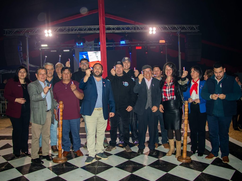 Autoridades y vecinos celebrando la inauguración de las Fondas y Ramadas 2026 en la Medialuna de Purén
