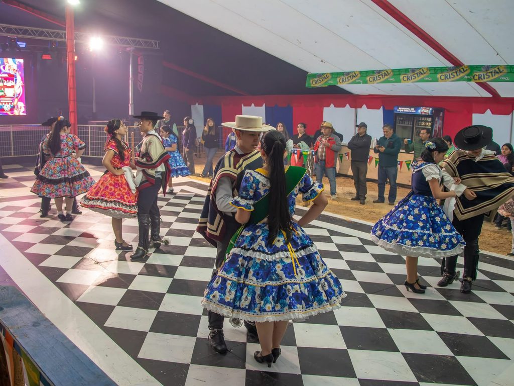 Autoridades y vecinos celebrando la inauguración de las Fondas y Ramadas 2026 en la Medialuna de Purén