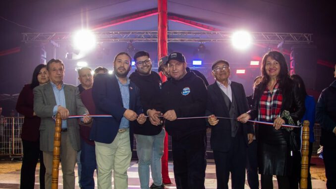 Autoridades y vecinos celebrando la inauguración de las Fondas y Ramadas 2026 en la Medialuna de Purén