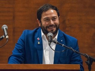 Alcalde y autoridades de Purén celebrando la obtención de fondos municipales FIGEM