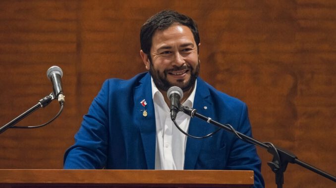 Alcalde y autoridades de Purén celebrando la obtención de fondos municipales FIGEM