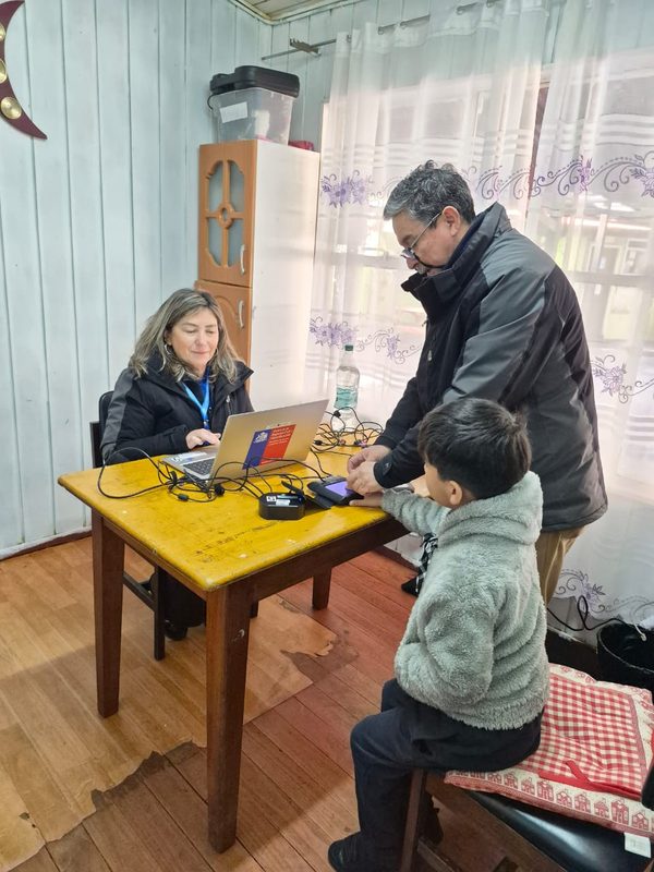 Funcionarios del Registro Civil realizando operativo en terreno para la entrega de cédulas de identidad en La Araucanía