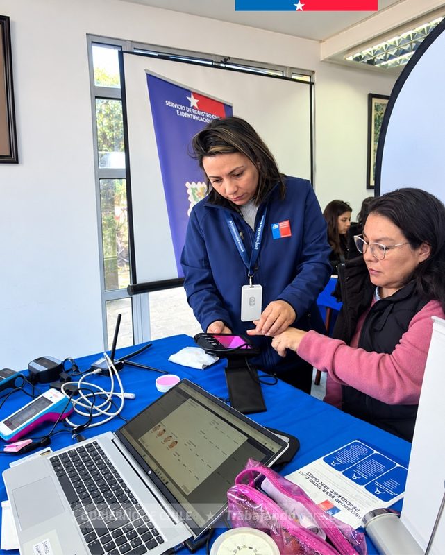 Funcionarios del Registro Civil realizando operativo en terreno para la entrega de cédulas de identidad en La Araucanía