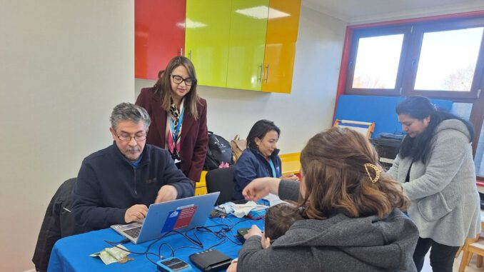 Funcionarios del Registro Civil realizando operativo en terreno para la entrega de cédulas de identidad en La Araucanía