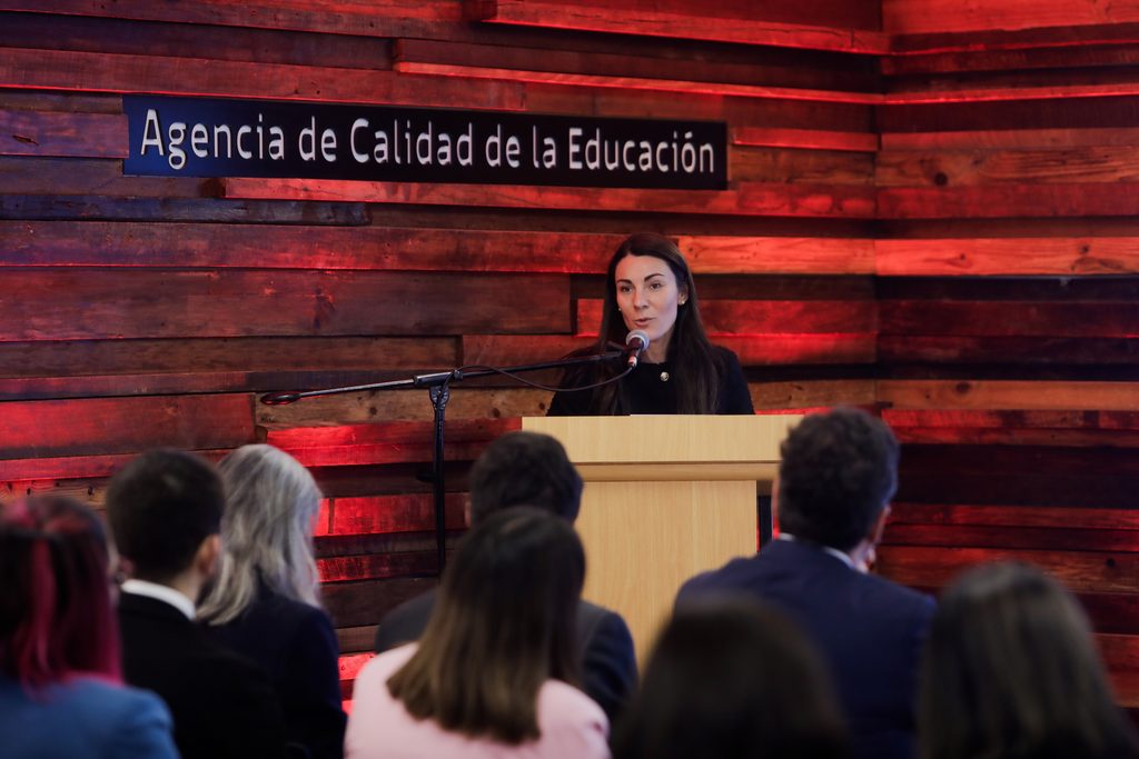 Estudiantes en un aula de clases durante una evaluación escolar