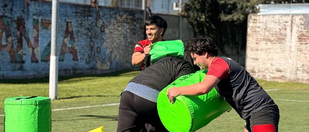 Adolescentes participando en una clínica de rugby organizada en una residencia de protección en La Araucanía