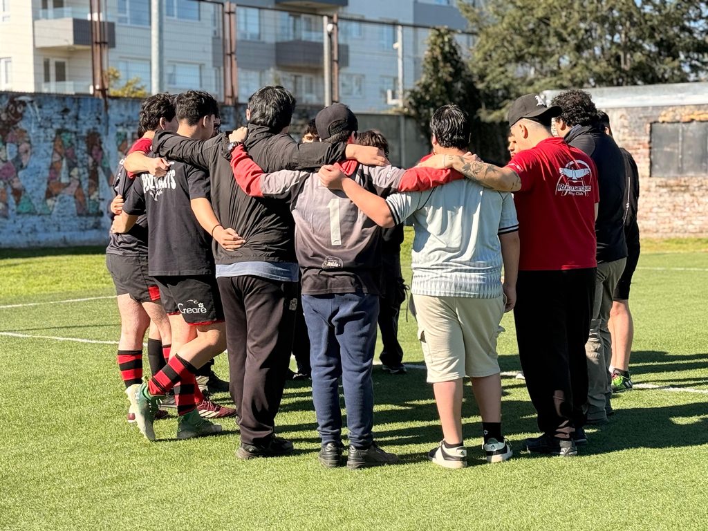 Adolescentes participando en una clínica de rugby organizada en una residencia de protección en La Araucanía