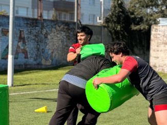 Adolescentes participando en una clínica de rugby organizada en una residencia de protección en La Araucanía
