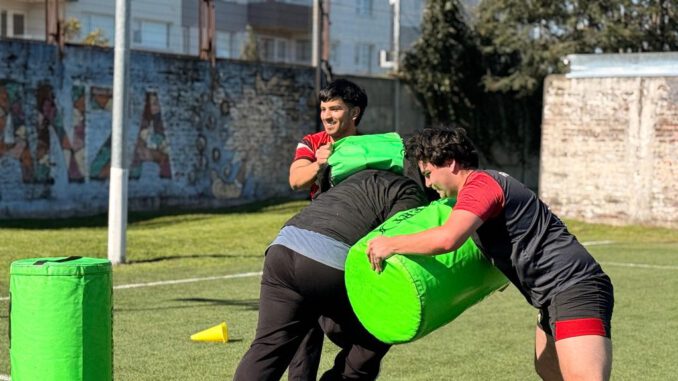 Adolescentes participando en una clínica de rugby organizada en una residencia de protección en La Araucanía