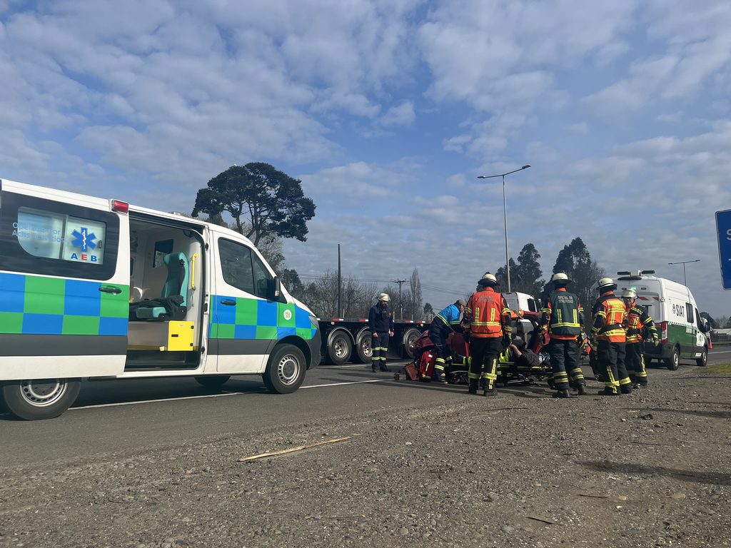 Personal de emergencia y concesionaria realizando un simulacro de accidente en la Ruta 5 Sur