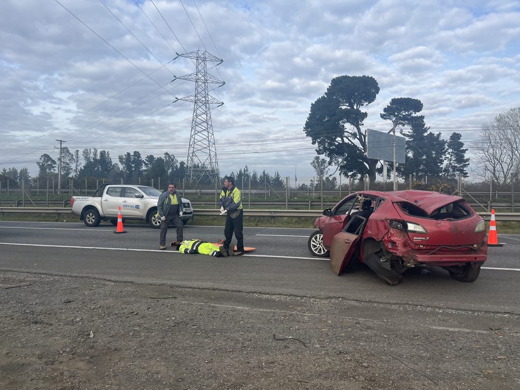 Personal de emergencia y concesionaria realizando un simulacro de accidente en la Ruta 5 Sur