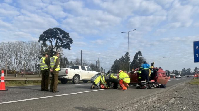 Personal de emergencia y concesionaria realizando un simulacro de accidente en la Ruta 5 Sur